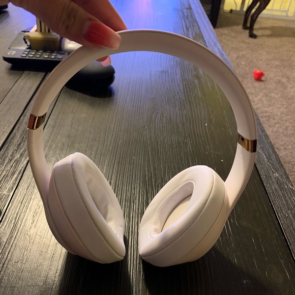 Beats by dr Dre studio3 wireless overear headphone - Picture 2 of 4